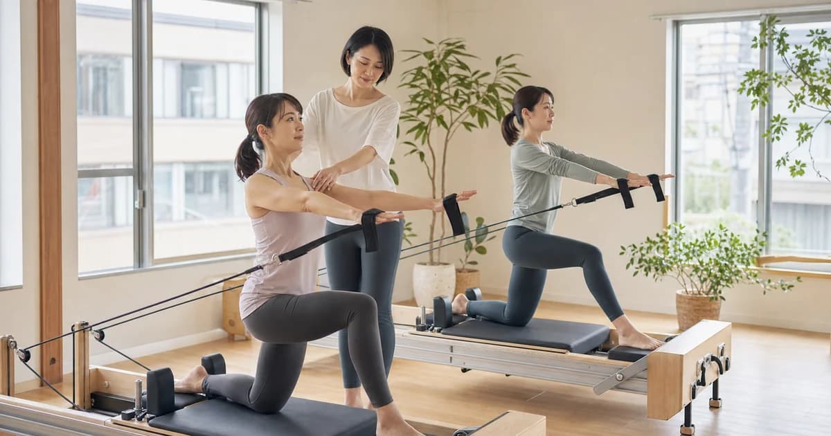 明るいピラティススタジオで行われる少人数レッスン
