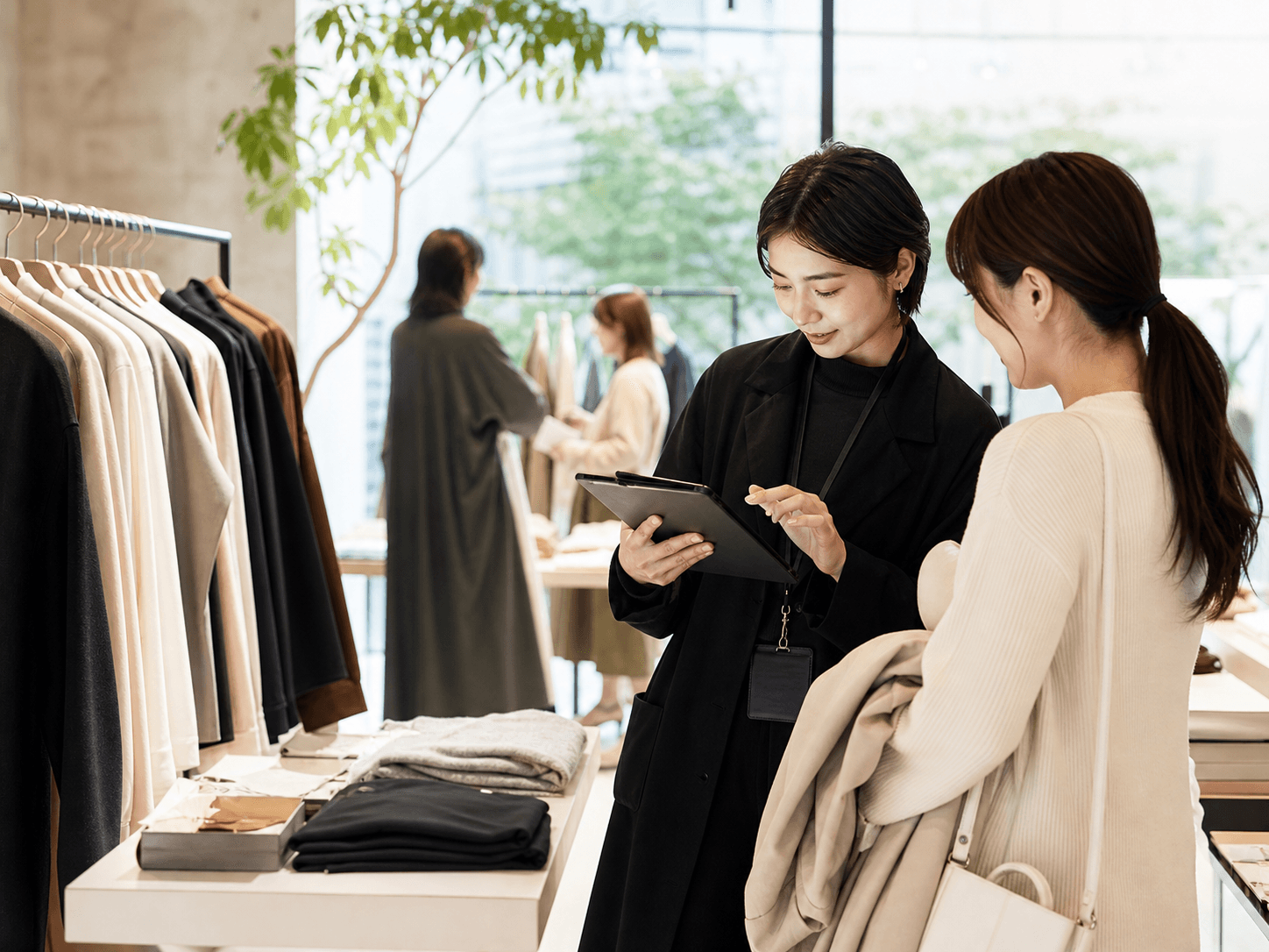 アパレルPOPUPで接客を受けるお客様